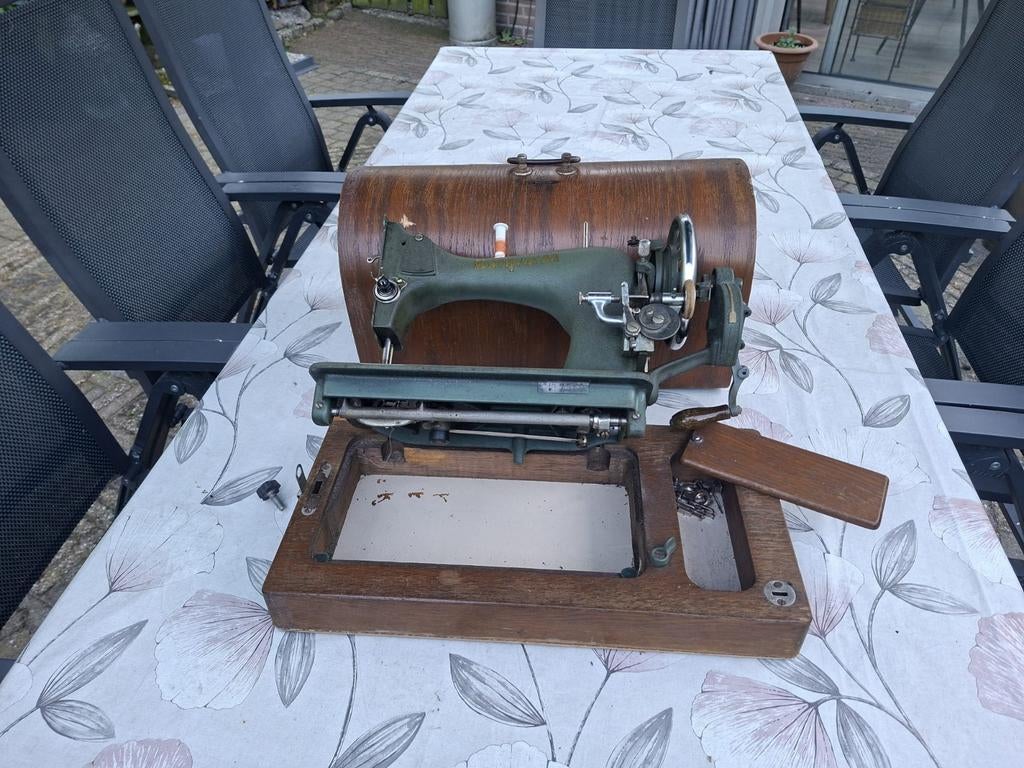 Husqvarna naaimaschine in houten kist., Antiek en Kunst, Antiek | Naaimachines, Ophalen