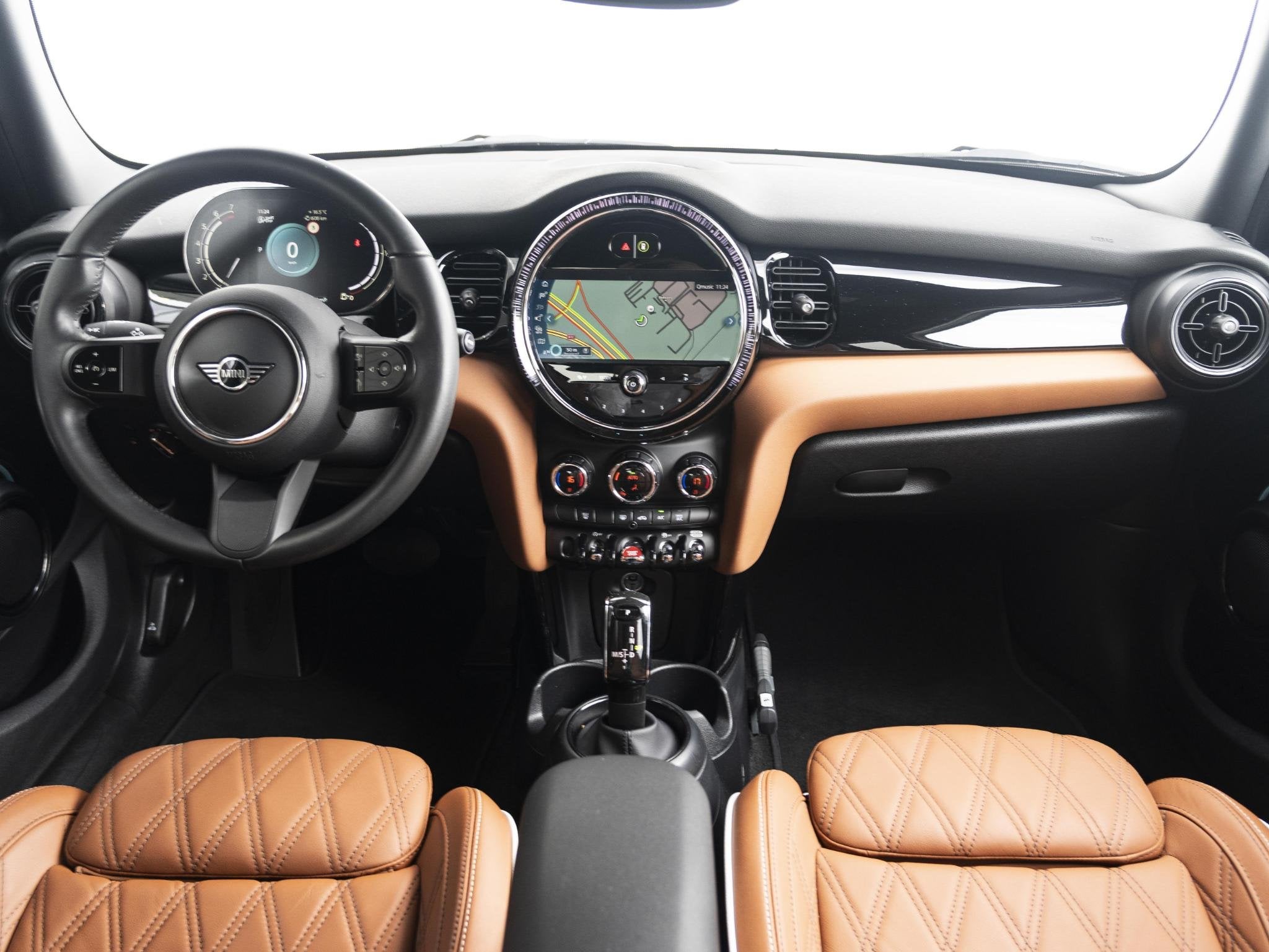 MINI 5-deurs Cooper Aut. Camden Edition + Blackline + Cheste, Auto's, Mini, 136 pk, Gebruikt, Euro 6, Met garantie (alle)