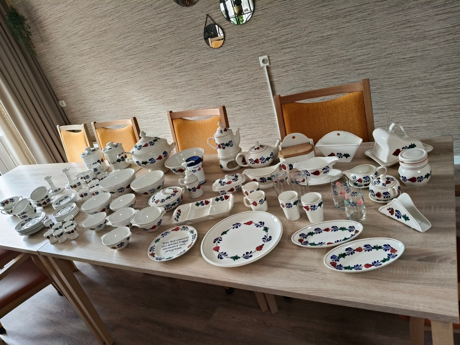 Zeer uitgebreid Boerenbont servies - Boch, Ophalen, Landelijk/Boerenbont, Zo goed als nieuw, Porselein