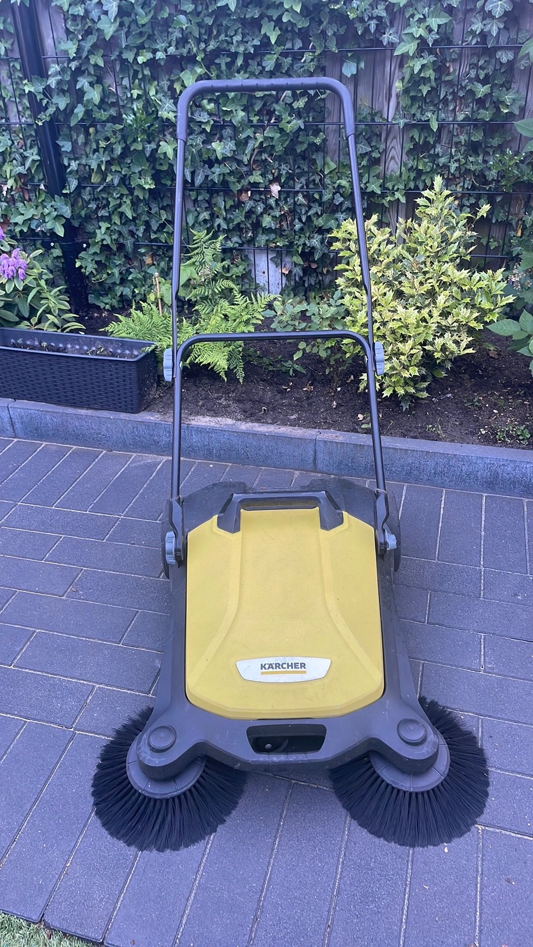 Kärcher hand veegmachine, Tuin en Terras, Ophalen, Zo goed als nieuw