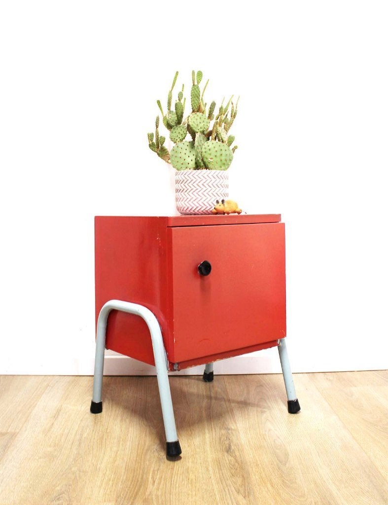 Rozig rood retro nachtkastje. Houten vintage kastje, Kinderen en Baby's, O, Minder dan 50 cm, Ophalen, Minder dan 90 cm