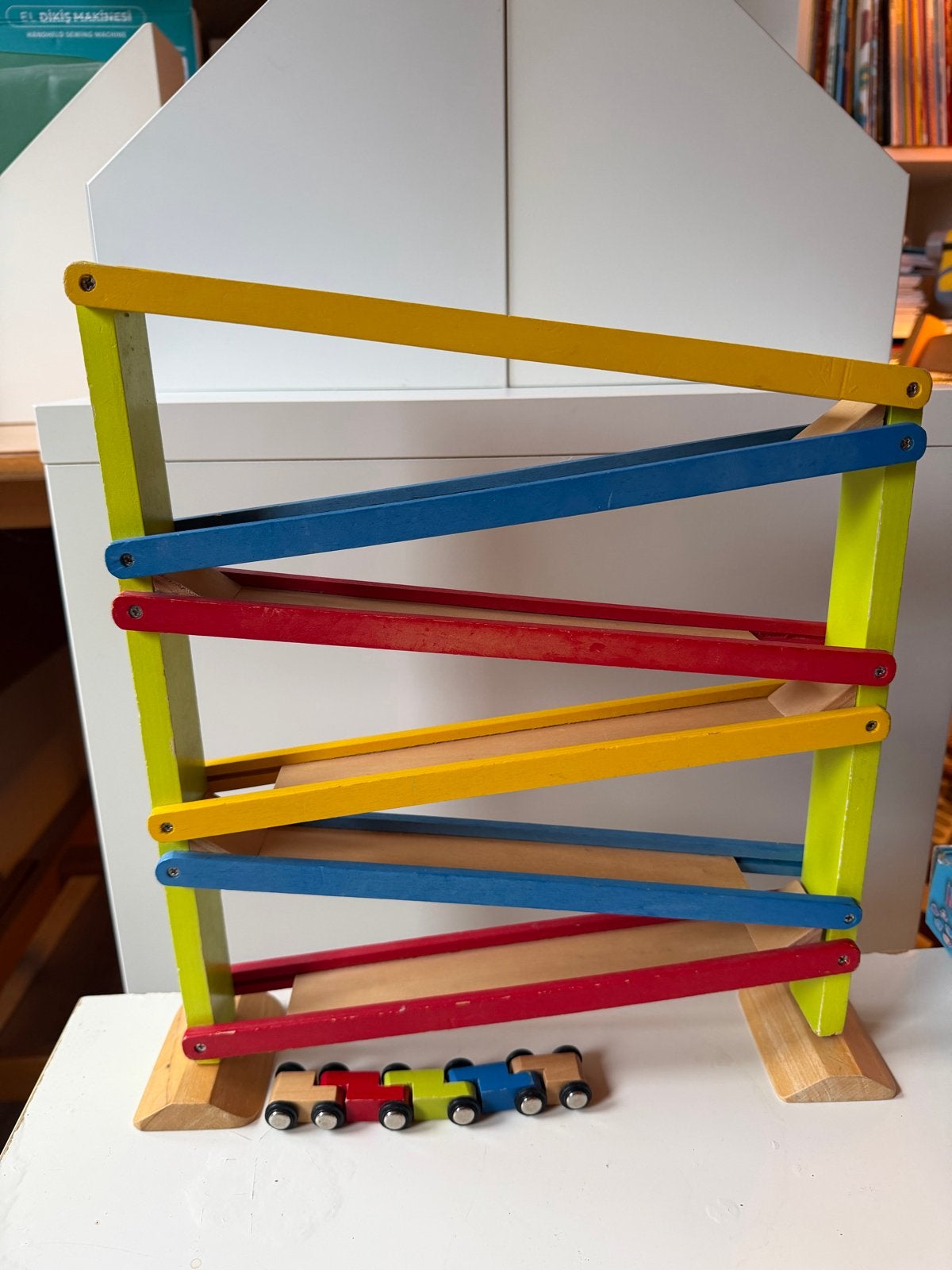 Houten knikkerbaan met auto's, Ophalen, Zo goed als nieuw, Jongen of Meisje
