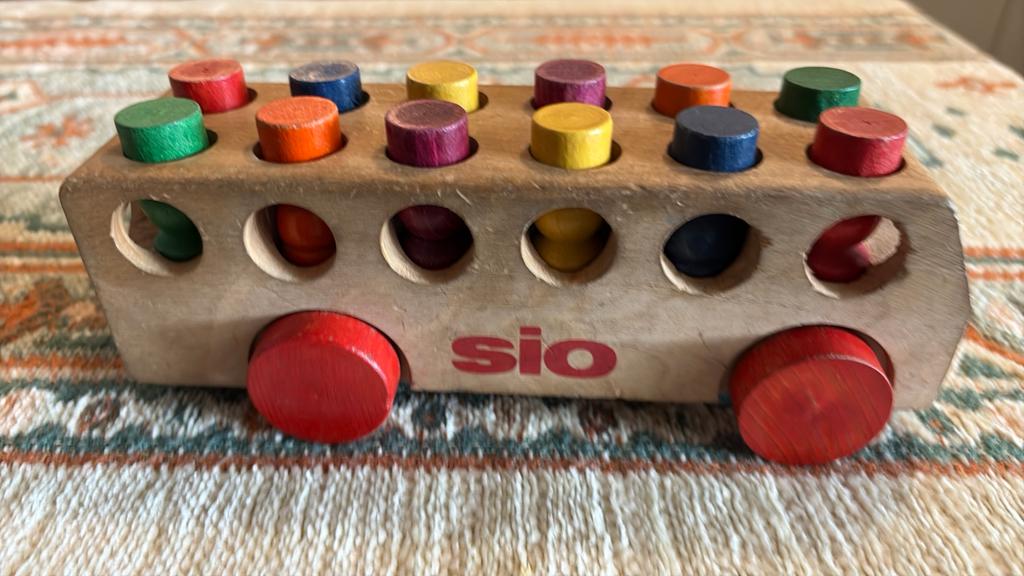 Sio Houten Bus met Kleurrijke Pinnen - Educatief Speelgoed, Kinderen en Baby's, Speelgoed | Houten speelgoed, Ophalen of Verzenden