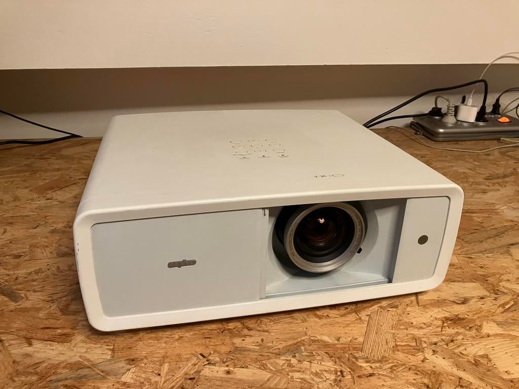 Beamer Sanyo plv-z2000, Audio, Tv en Foto, Beamers, Ophalen, Gebruikt, Sanyo, LCD