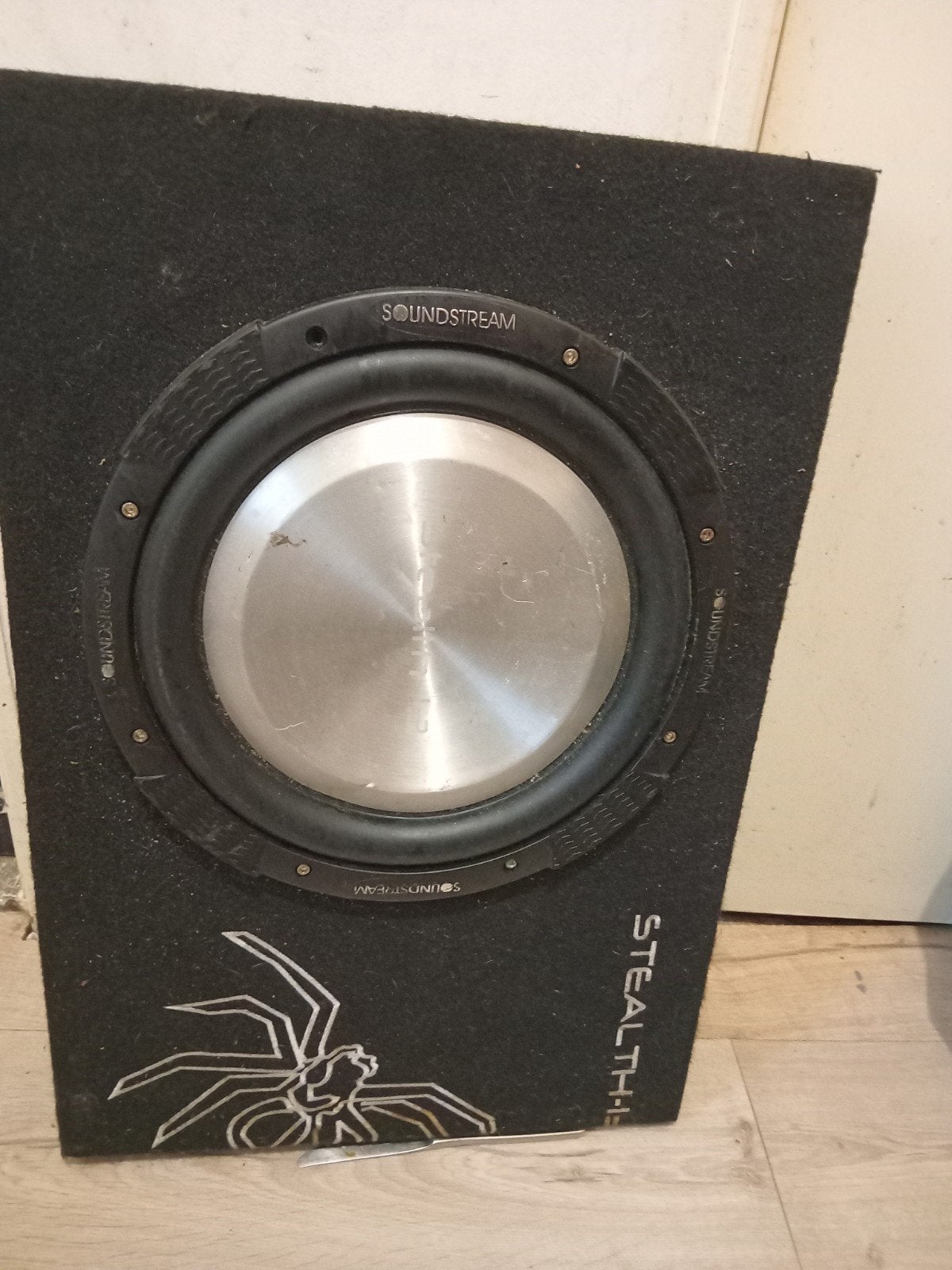 Soundstream Stealth Subwoofer in behuizing, Verzenden, Gebruikt