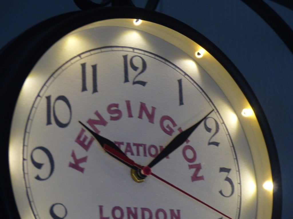 Klassiek Stationsklok KENSINGTON, 25 cm.verlichting erin., Analoog, Ophalen of Verzenden, Zo goed als nieuw, Zwart