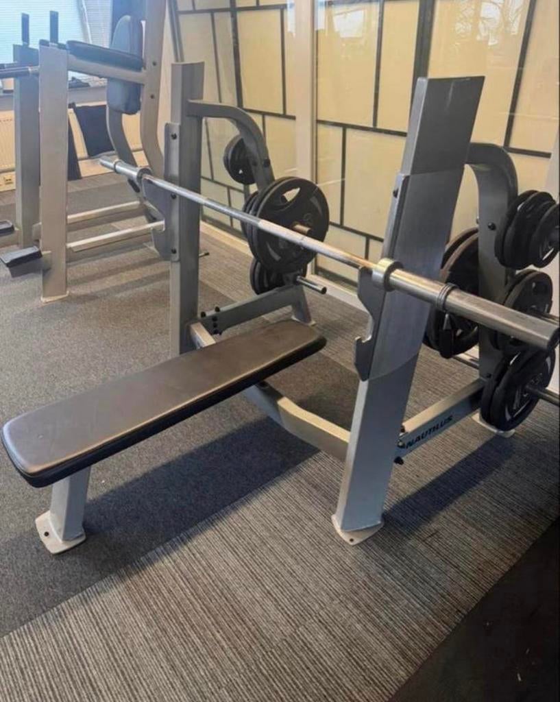 Nautilus bankdruk + olympische stang en 165kg schijven, Sport en Fitness, Ophalen, Zo goed als nieuw, Fitnessbank