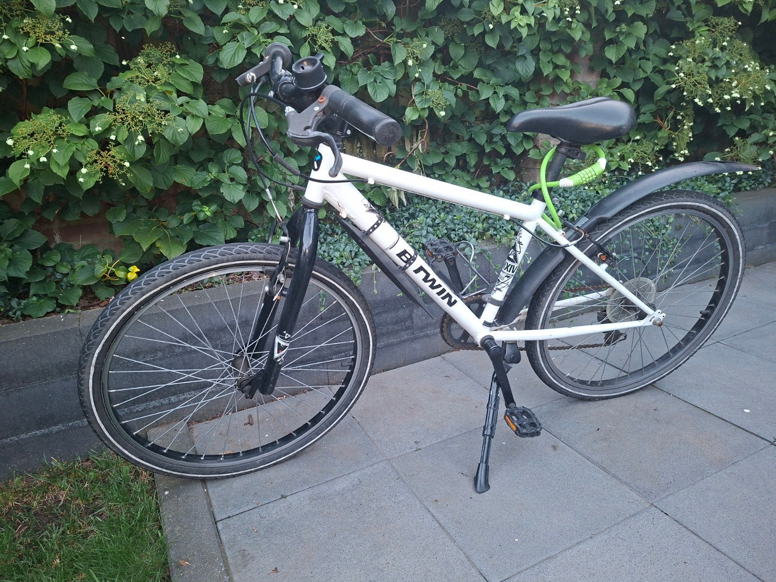 Btwin fiets, 24 inch, wit, met versnellingen en spatborden, Ophalen, Overige merken, Versnellingen