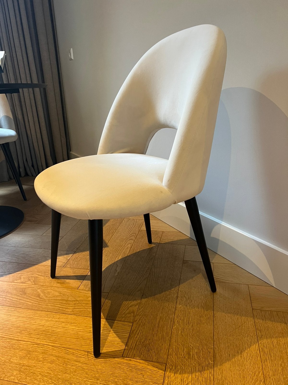 Eetkamerstoelen Westwing Rachel 4x – Beige fluweel, Ophalen, Zo goed als nieuw, Overige kleuren, Vier