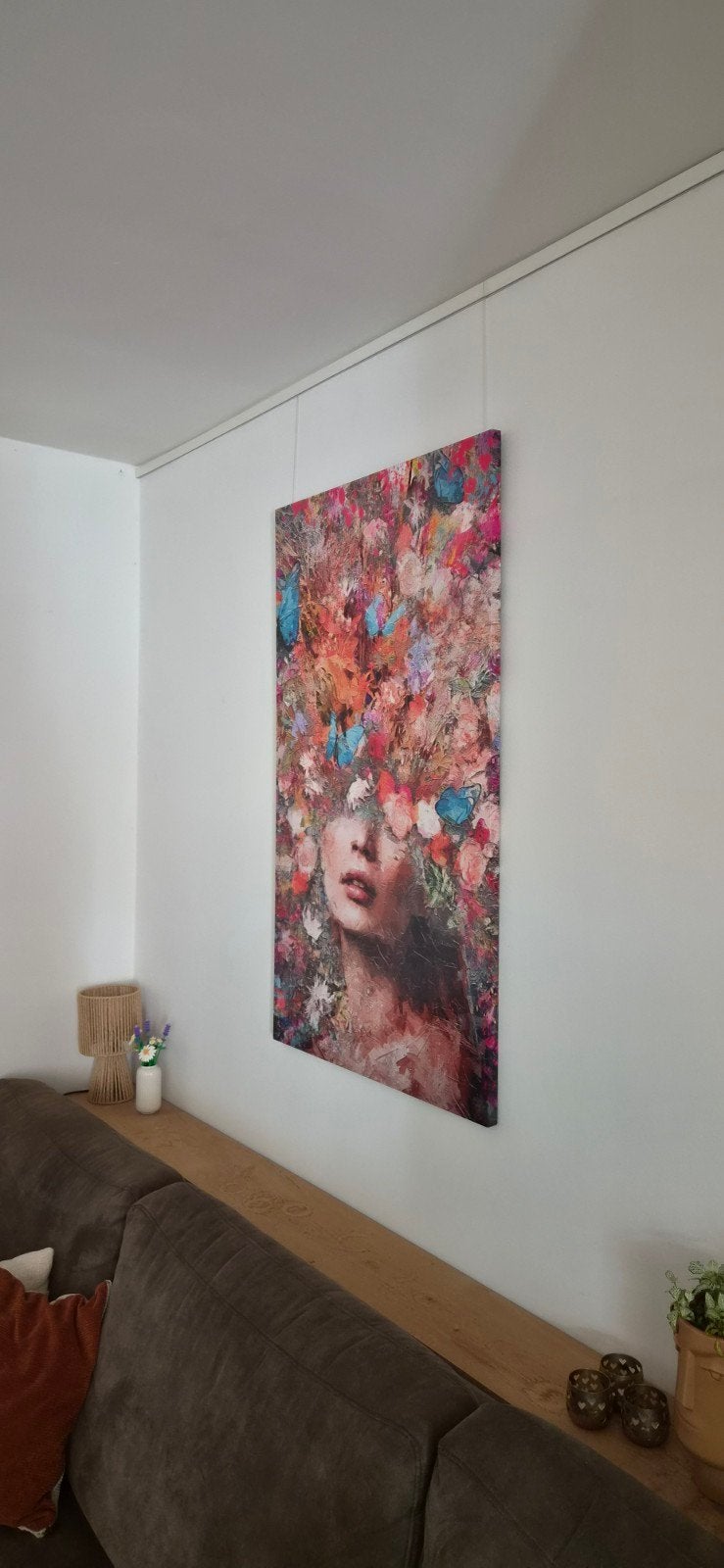 Decoratief Schilderij: Vrouw met Bloemen en Vlinders, Ophalen, Portret of Personen, Handgeschilderd, Print