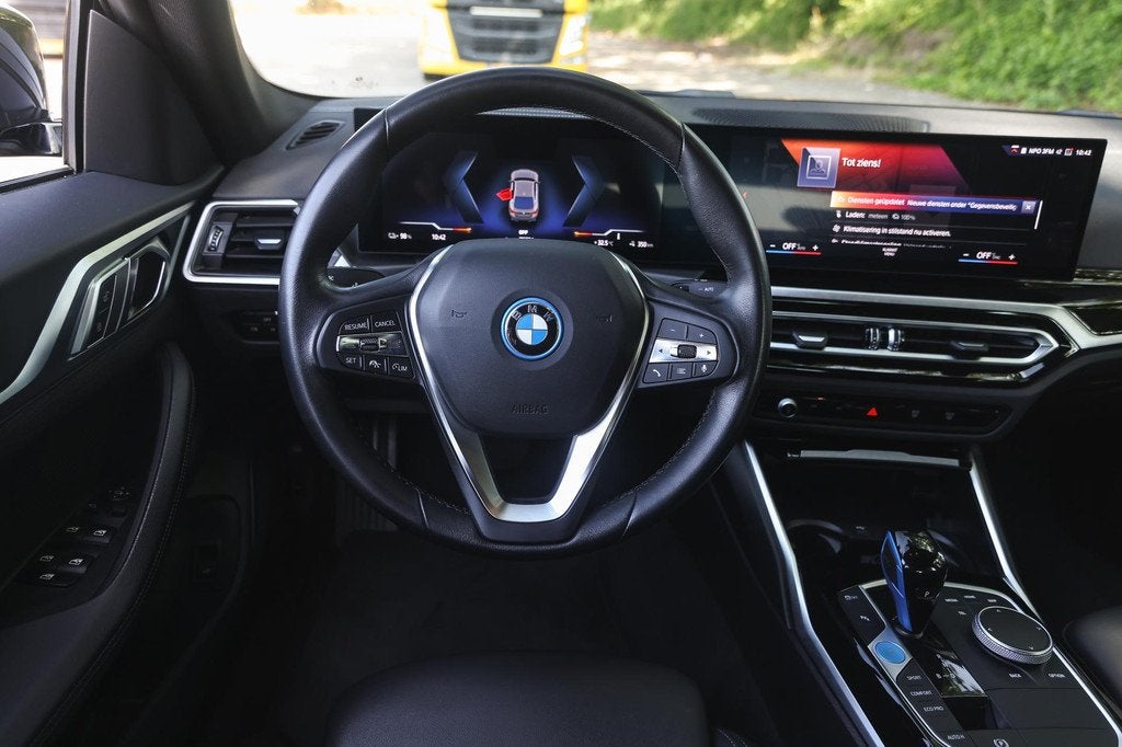 BMW i4 eDrive40 / Cruise Control / Achteruitrijcamera / Stoe, Auto's, BMW, Achterwielaandrijving, Gebruikt, Met garantie (alle)