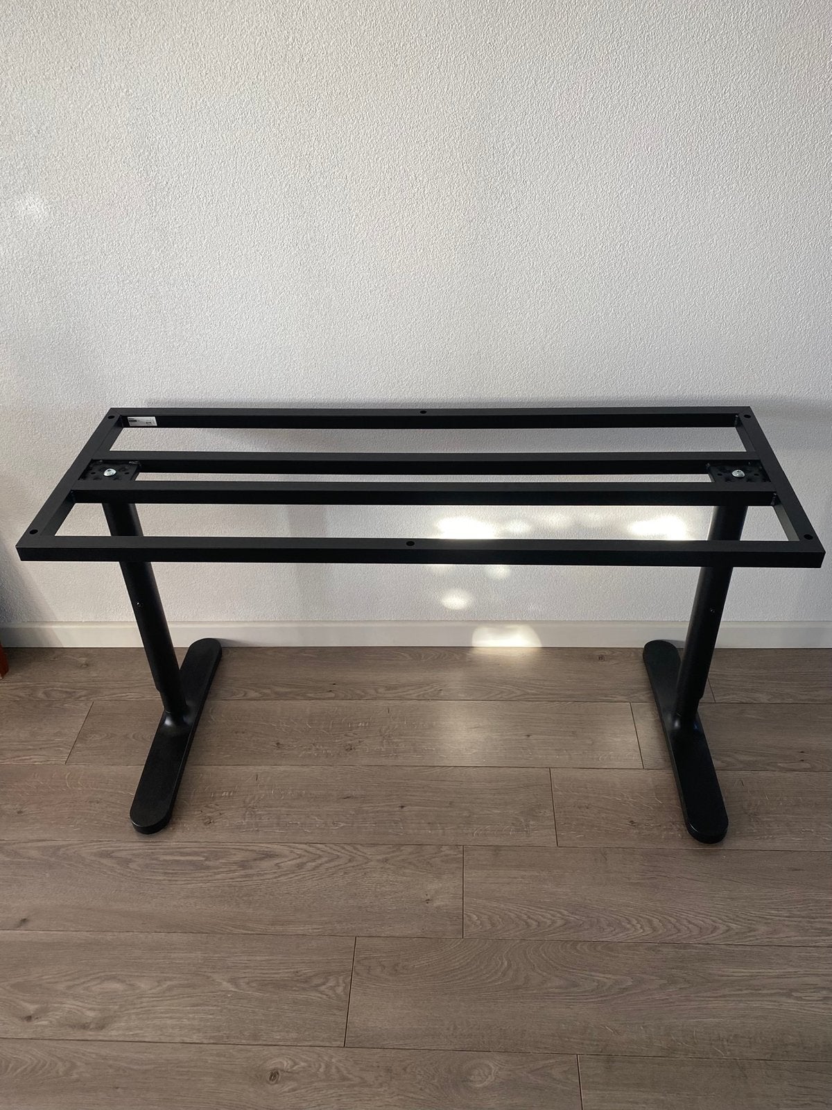 Bekant Ikea bureau onderstel in hoogte verstelbaar z.g.a.n., Ophalen, Zwart, 46 cm, In hoogte verstelbaar