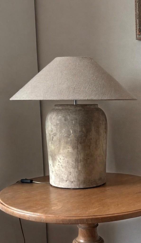 Betonnen lamp met linnen Chinese hoed lampenkap - flamant, Ophalen, Zo goed als nieuw, Overige materialen, 50 tot 75 cm