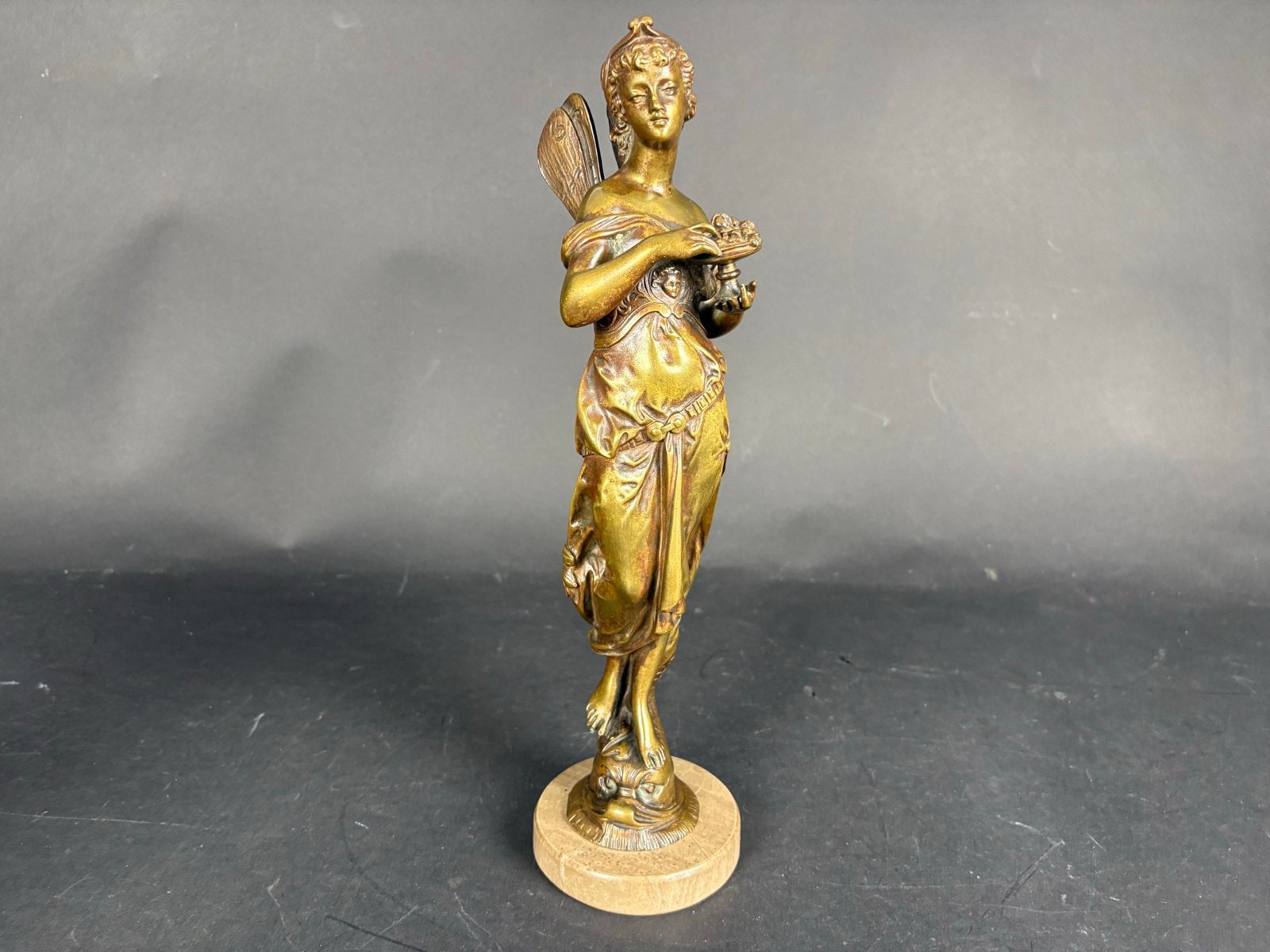 Bronzen beeld van gevleugelde vrouw op marmeren voetstuk, Antiek en Kunst, Kunst | Beelden en Houtsnijwerken, Ophalen of Verzenden