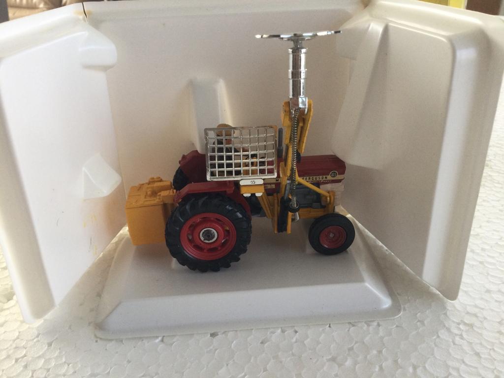 Corgi toys Massey ferguson 165 tractor met zaag., Ophalen of Verzenden, Zo goed als nieuw, Tractor of Landbouw, Corgi