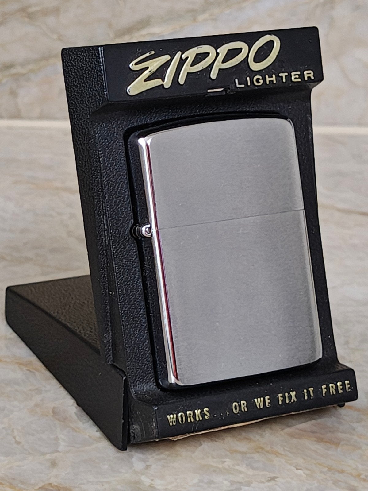 Zippo Aansteker Jaren '80 - New Old Stock met Houder, Ophalen of Verzenden, Nieuw, Aansteker