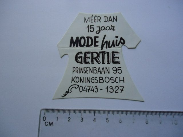sticker oud Koningsbosch Gertie mode modehuis retro, Verzenden, Zo goed als nieuw, Bedrijf of Vereniging