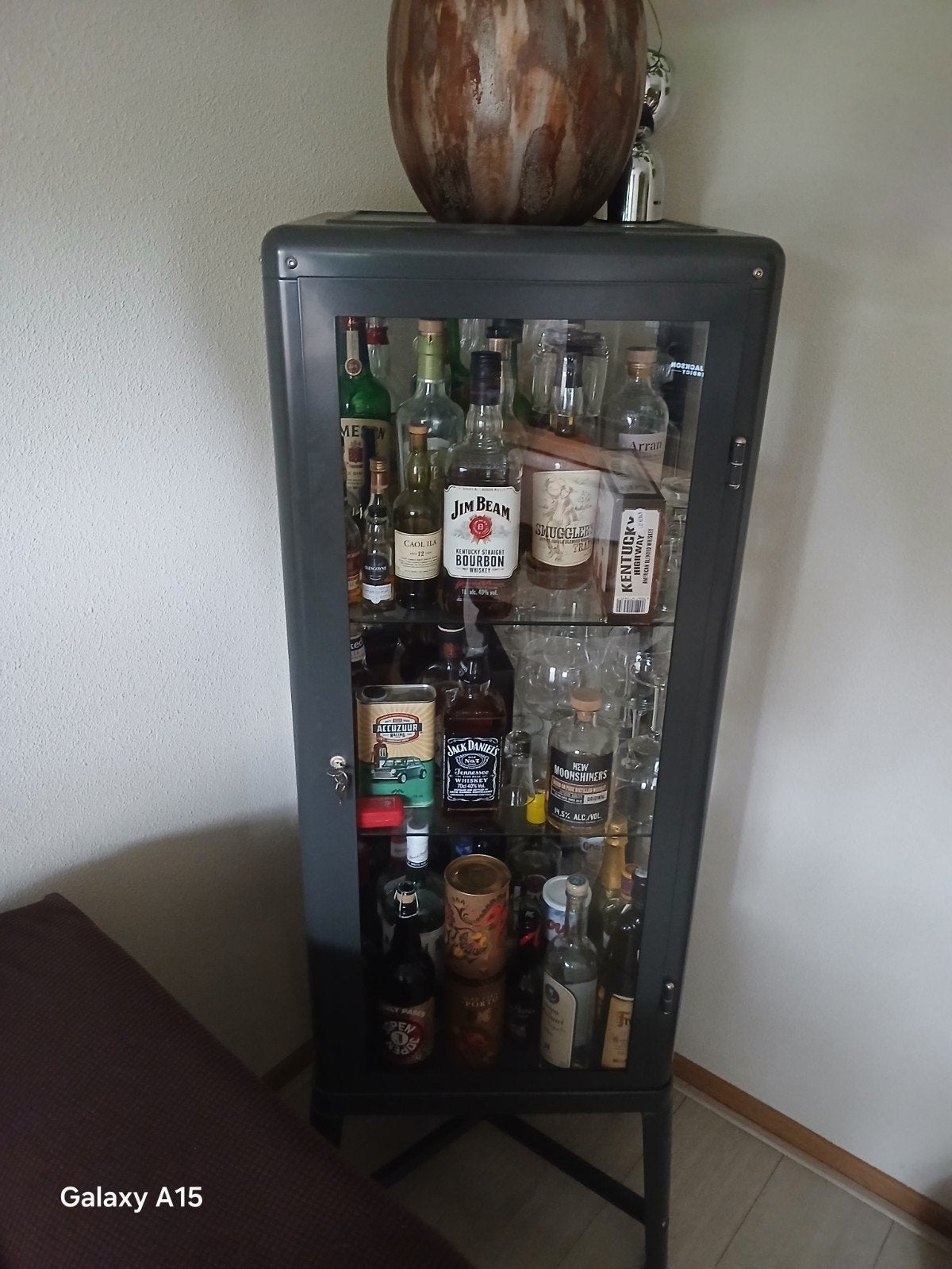 Metalen vitrinekast met 2 glasplaten - perfecte staat, Ophalen, Zo goed als nieuw, Glas, Met deur(en)