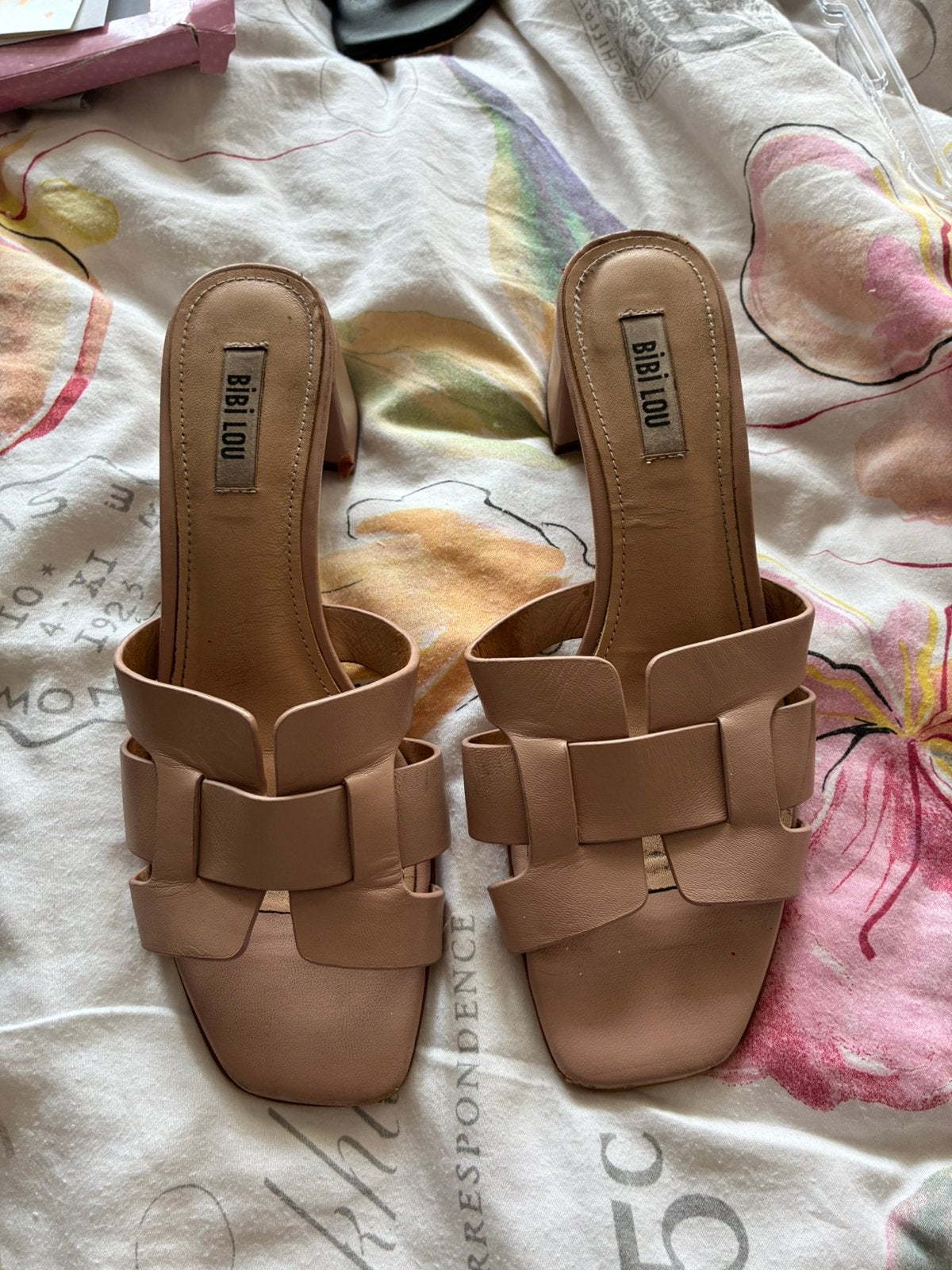 Beige bibi lou slippers maat 40, Ophalen of Verzenden, Zo goed als nieuw, Beige