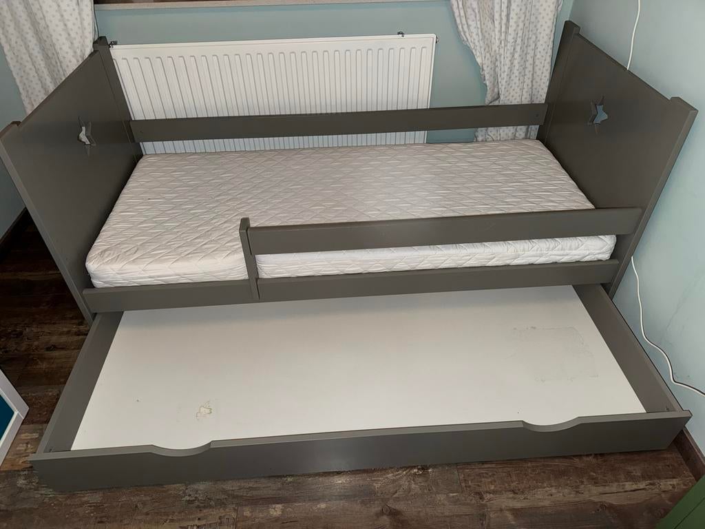 Kinderbed met uitschuifbaar logeerbed en matras, Ophalen, 85 tot 100 cm, Gebruikt, Lattenbodem