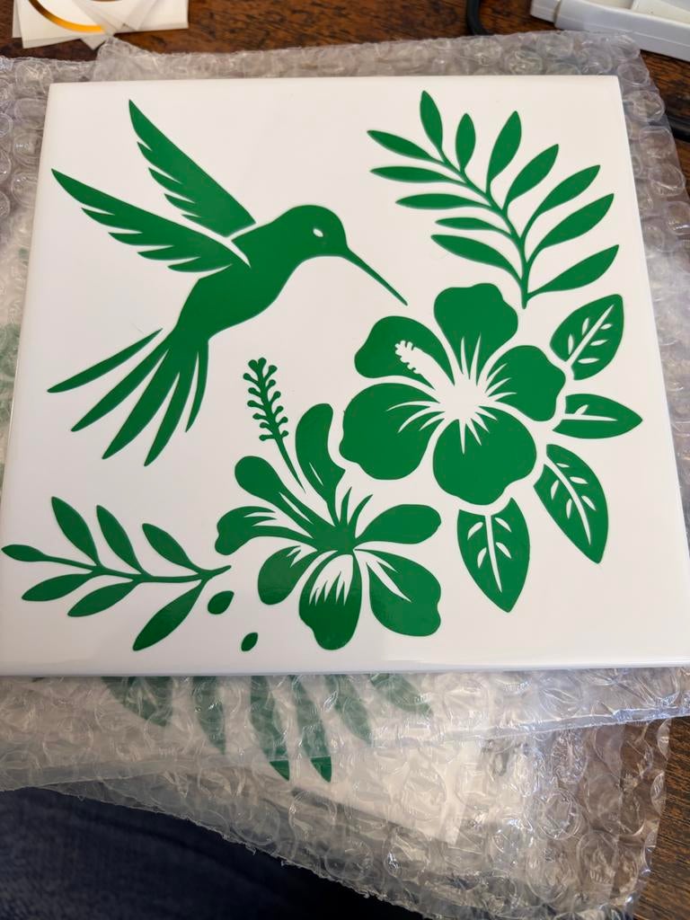 Decoratieve tegel met kolibrie en bloemen, Antiek en Kunst, Ophalen of Verzenden