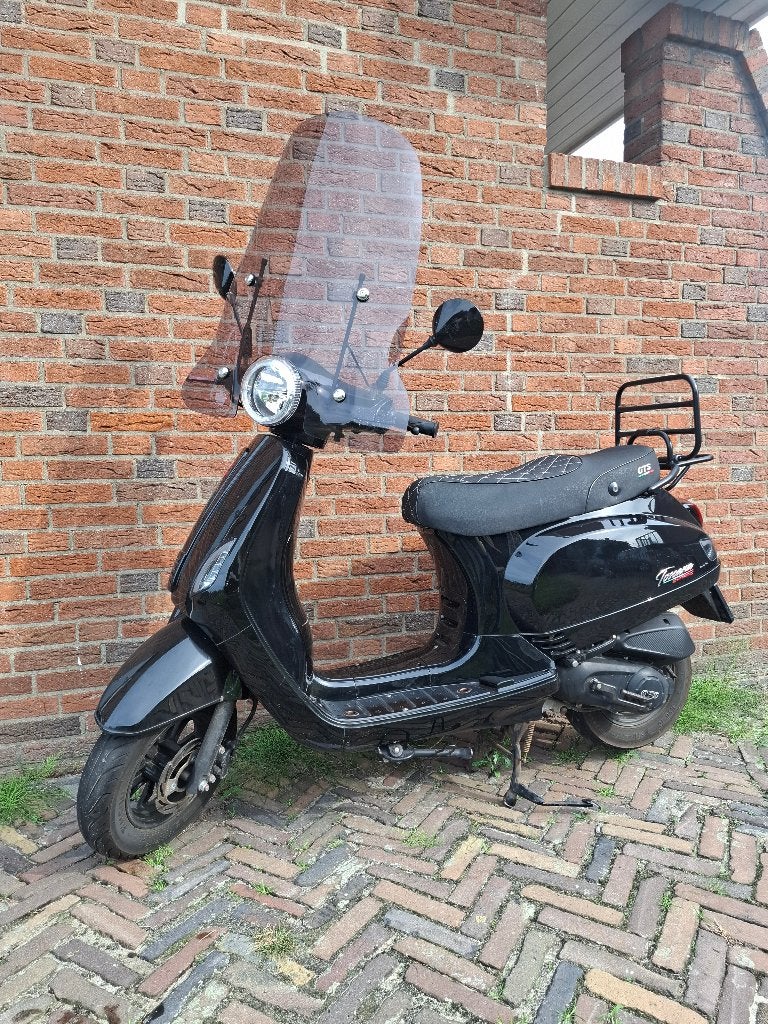 Zwarte scooter GTS Toscane Dynamic