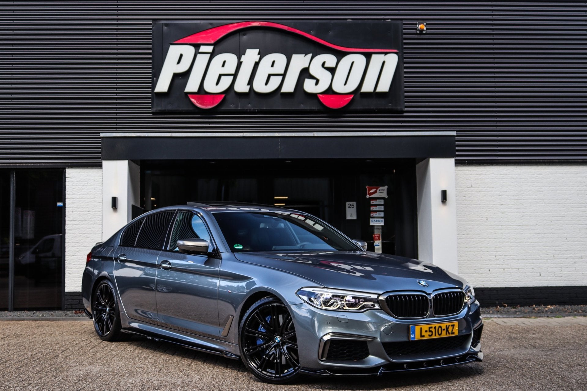 BMW 5-serie M550i xDrive PANO H&K SOFTCLOSE DEALER OH HUD, Auto's, Automaat, Gebruikt, 2000 kg, 4395 cc