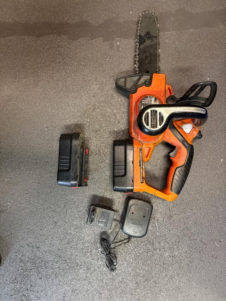Black & Decker accukettingzaag GKC1817 met 2 accu's, Ophalen of Verzenden, Gebruikt