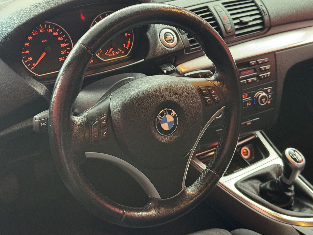 BMW 1-serie 118i Business Line | Climate Control | Radio CD, Auto's, BMW, 1-Serie, Achterwielaandrijving, Zwart, 4 stoelen