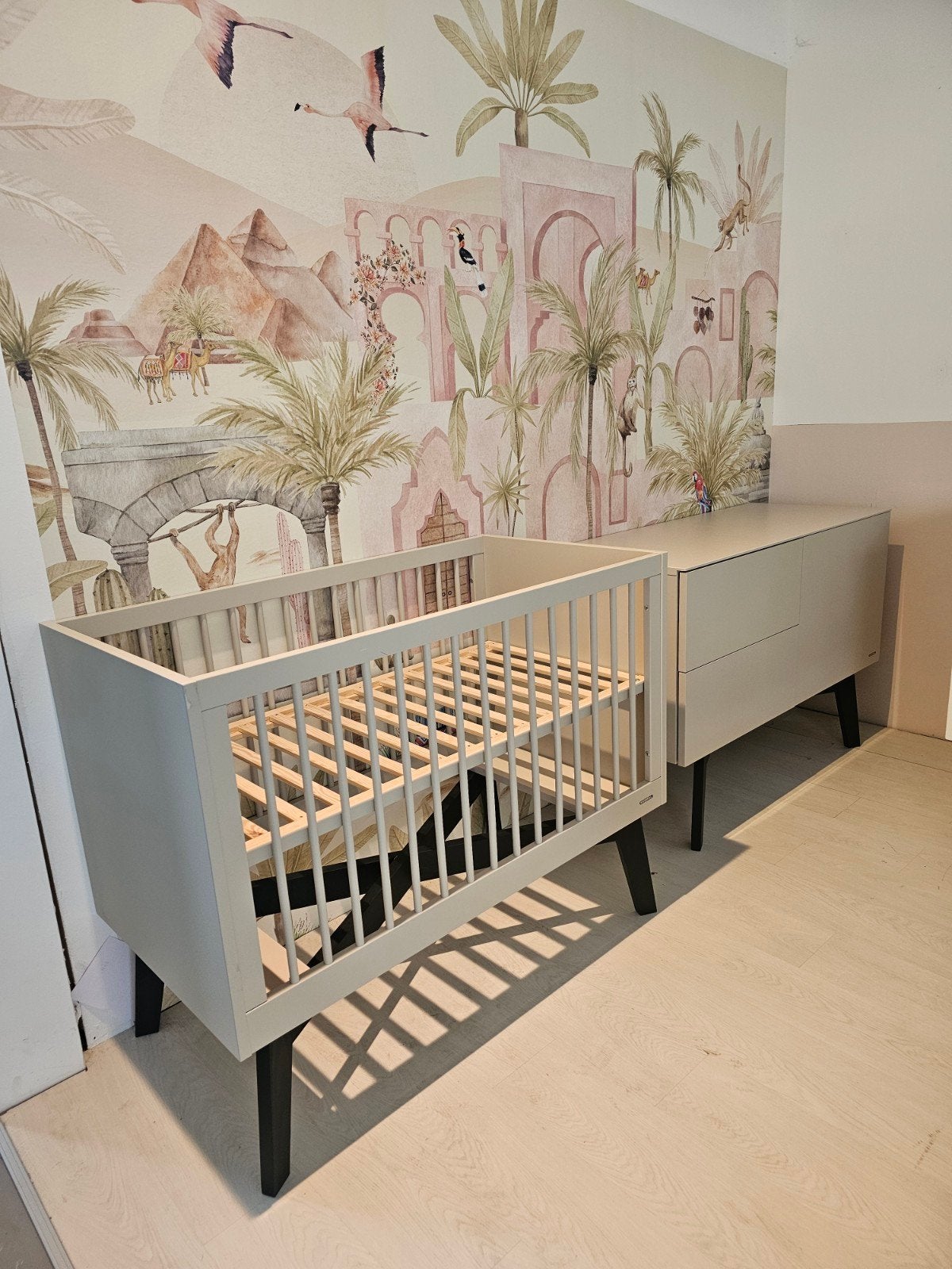 Sixties ledikant 60x120 en commode oatmeal/zwart, Ophalen, Zo goed als nieuw, Jongetje of Meisje