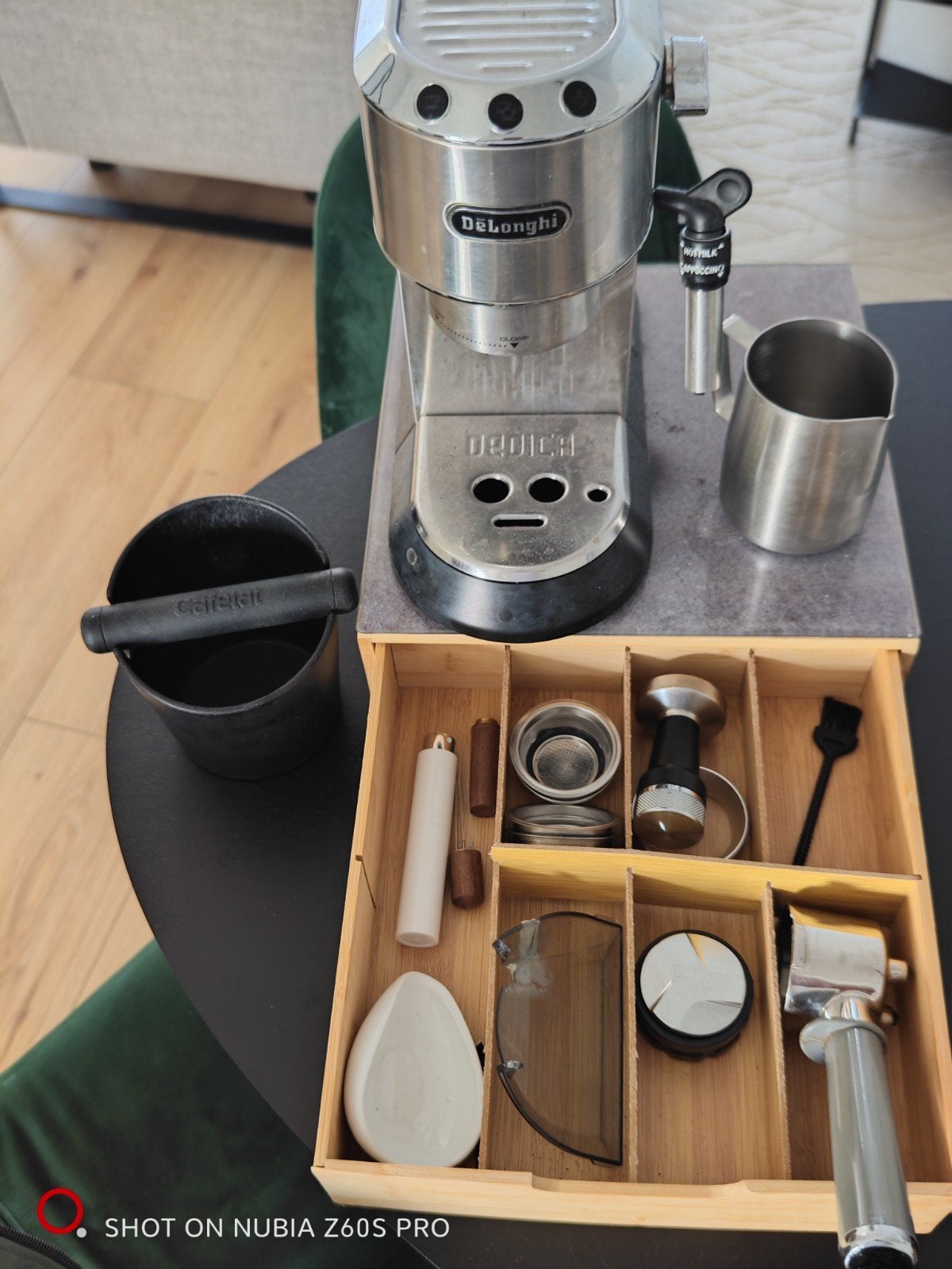 Delonghi Dedica met veel accessoires - perfect werkend, Witgoed en Apparatuur, Stoompijpje, Gebruikt, Espresso apparaat, Gemalen koffie