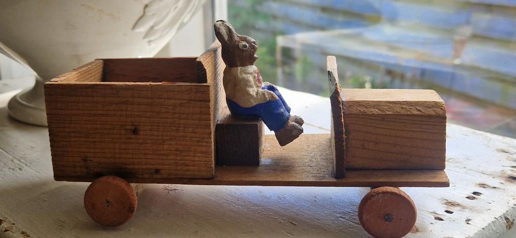 Oude paashaas in een houten autootje~oude pasen~, Ophalen of Verzenden, Gebruikt