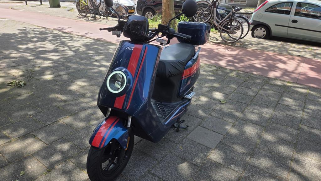 NIU Elektrische Scooter met Topkoffer, Fietsen en Brommers, Snorfietsen en Snorscooters, Gebruikt, Elektrisch, Ophalen, Overige merken