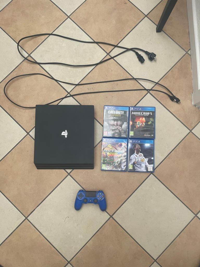 Playstation 4 Pro 1 TB met controller, hdmi kabel en 4 games, 1 speler, Ophalen, Gebruikt, Vanaf 7 jaar