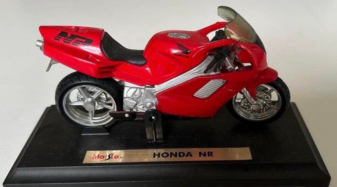 Maisto Honda NR 1:18 schaalmodel op standaard TT Assen, Ophalen of Verzenden, Zo goed als nieuw, Motor, Maisto