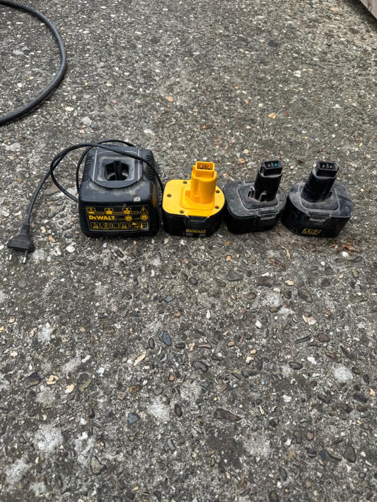 DeWalt Acculader met 3 Accu's (12V), Ophalen of Verzenden, Gebruikt, Minder dan 400 watt, Overige typen