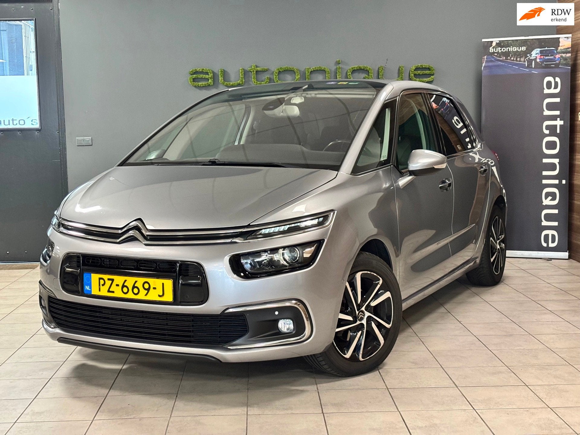 Citroen C4 Picasso 1.2 PureTech Shine camera/navi/tr.haak/ca, Voorwielaandrijving, Dealer onderhouden, Stof, Gebruikt