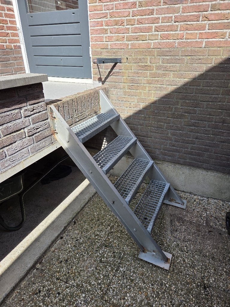 Stalen buitentrap met 4 roostertreden – ca. 112,5 cm hoog, Ophalen, Gebruikt, Trap, Minder dan 2 meter