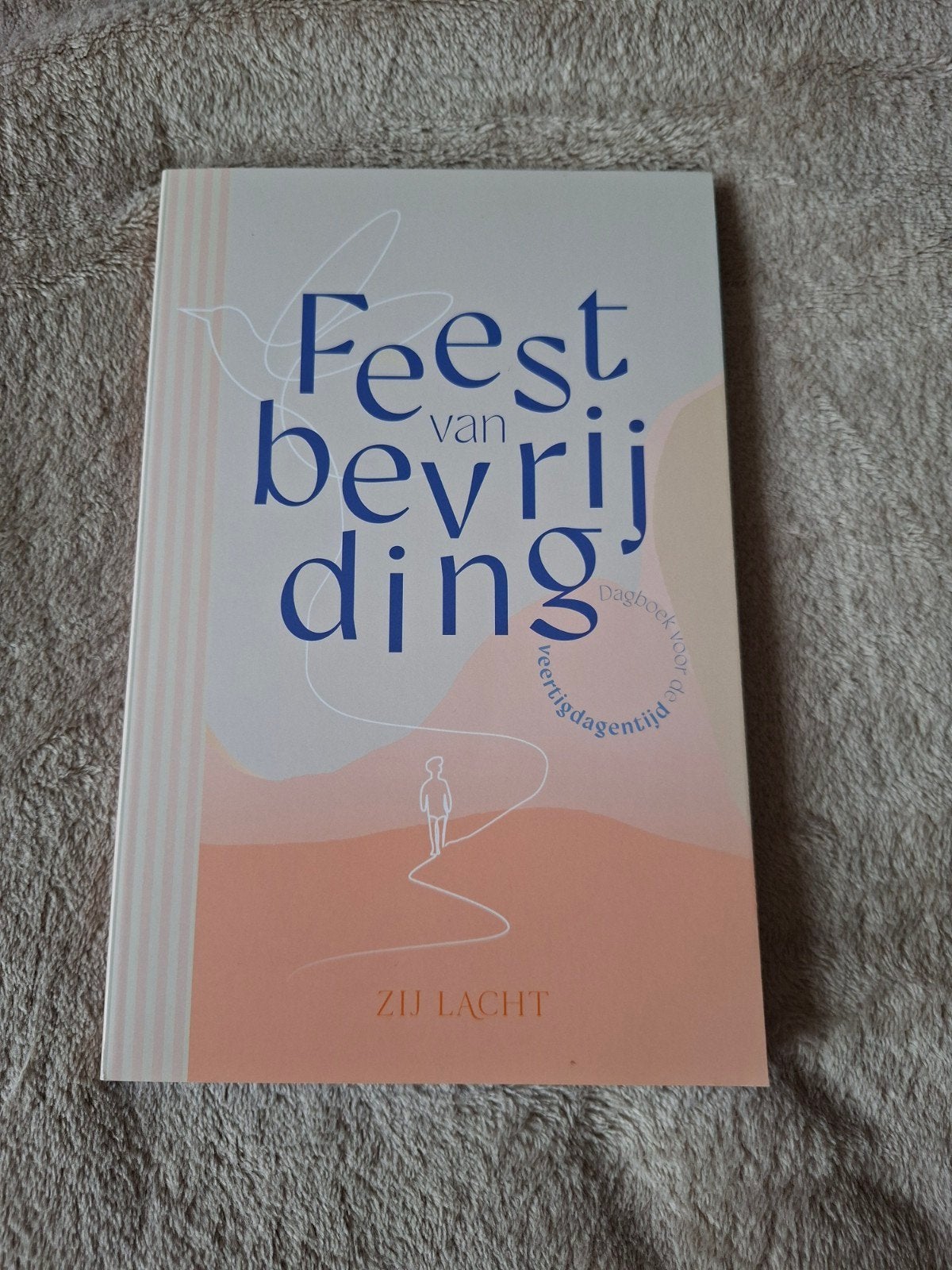Zij Lacht - Zij lacht feest van bevrijding nieuw, Boeken, Ophalen of Verzenden, Zo goed als nieuw, Zij Lacht