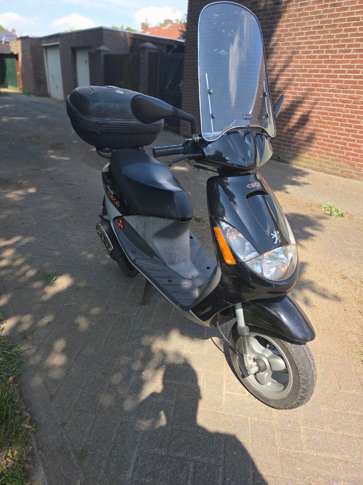 viva city Peugeot  - Zwart, met windscherm en topkoffer, Fietsen en Brommers, Brommers | Peugeot, Ophalen, Gebruikt