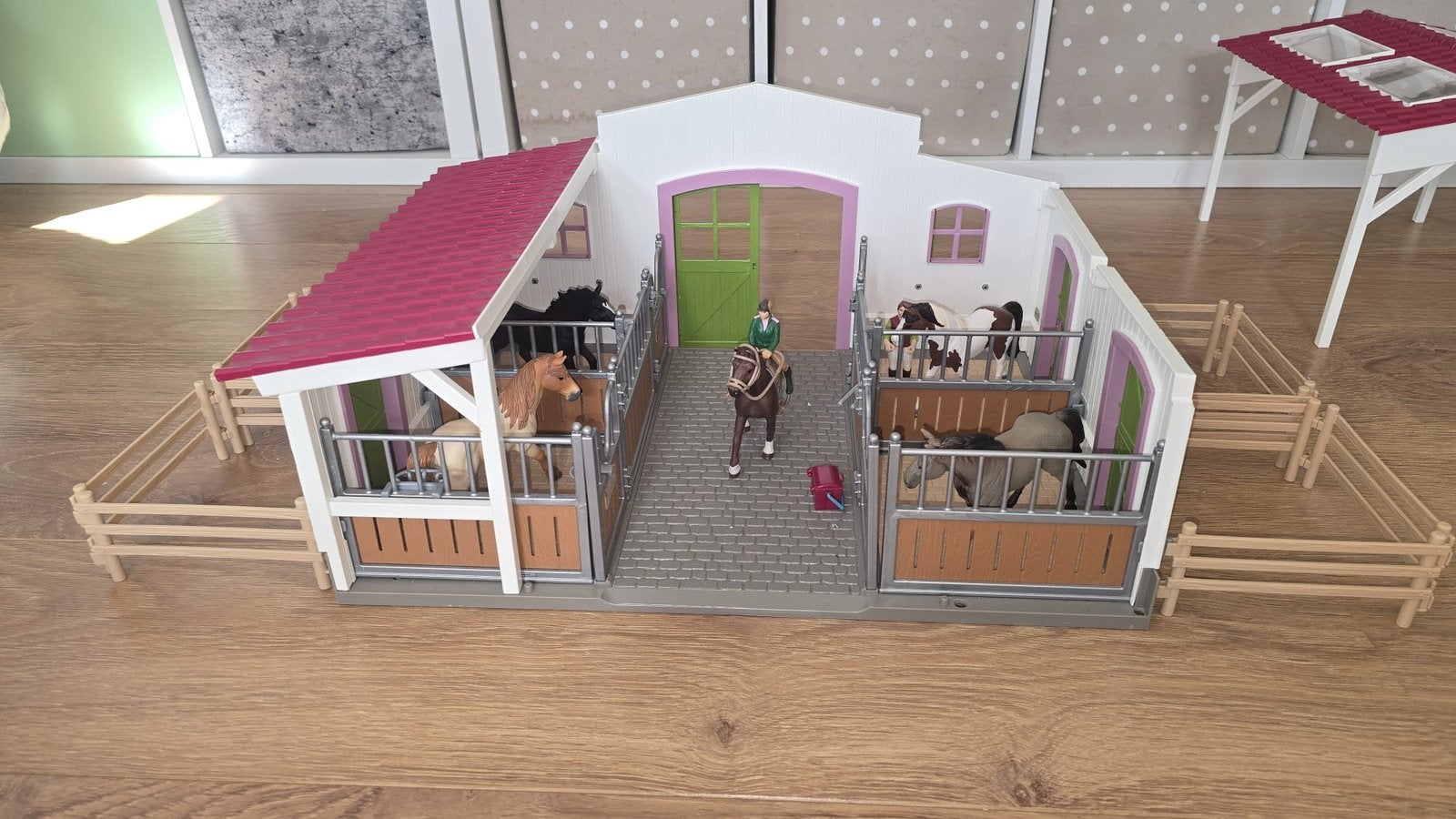 Schleich paardenstal met paarden en ruiter, Kinderen en Baby's, Verzenden, Gebruikt, Meisje