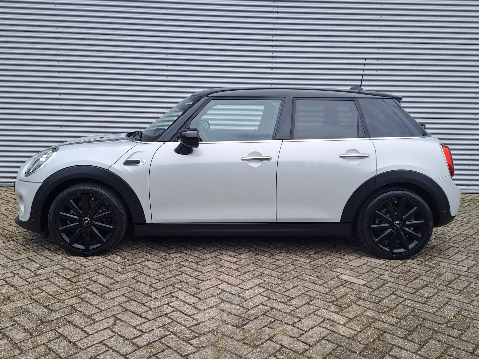 MINI Mini 1.5 Cooper Business Edition | Navigatie | Harman K, Voorwielaandrijving, Gebruikt, Euro 6, Wit
