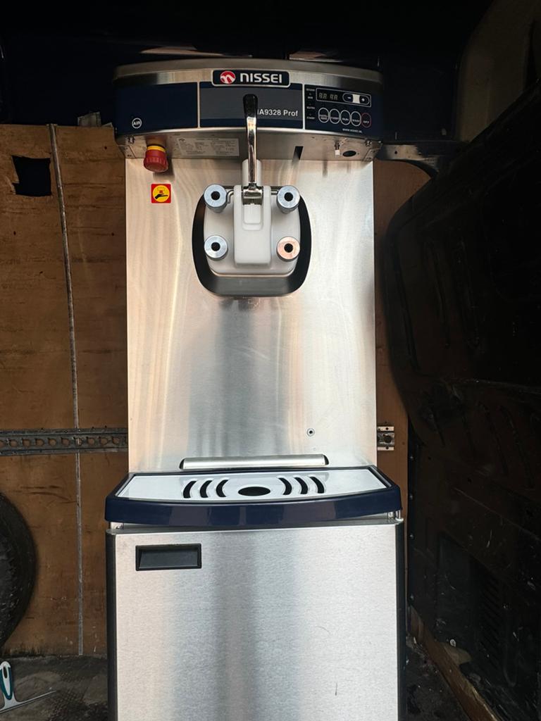 Nissei 9328 softijsmachine nieuwstaat!, Ophalen of Verzenden, Zo goed als nieuw