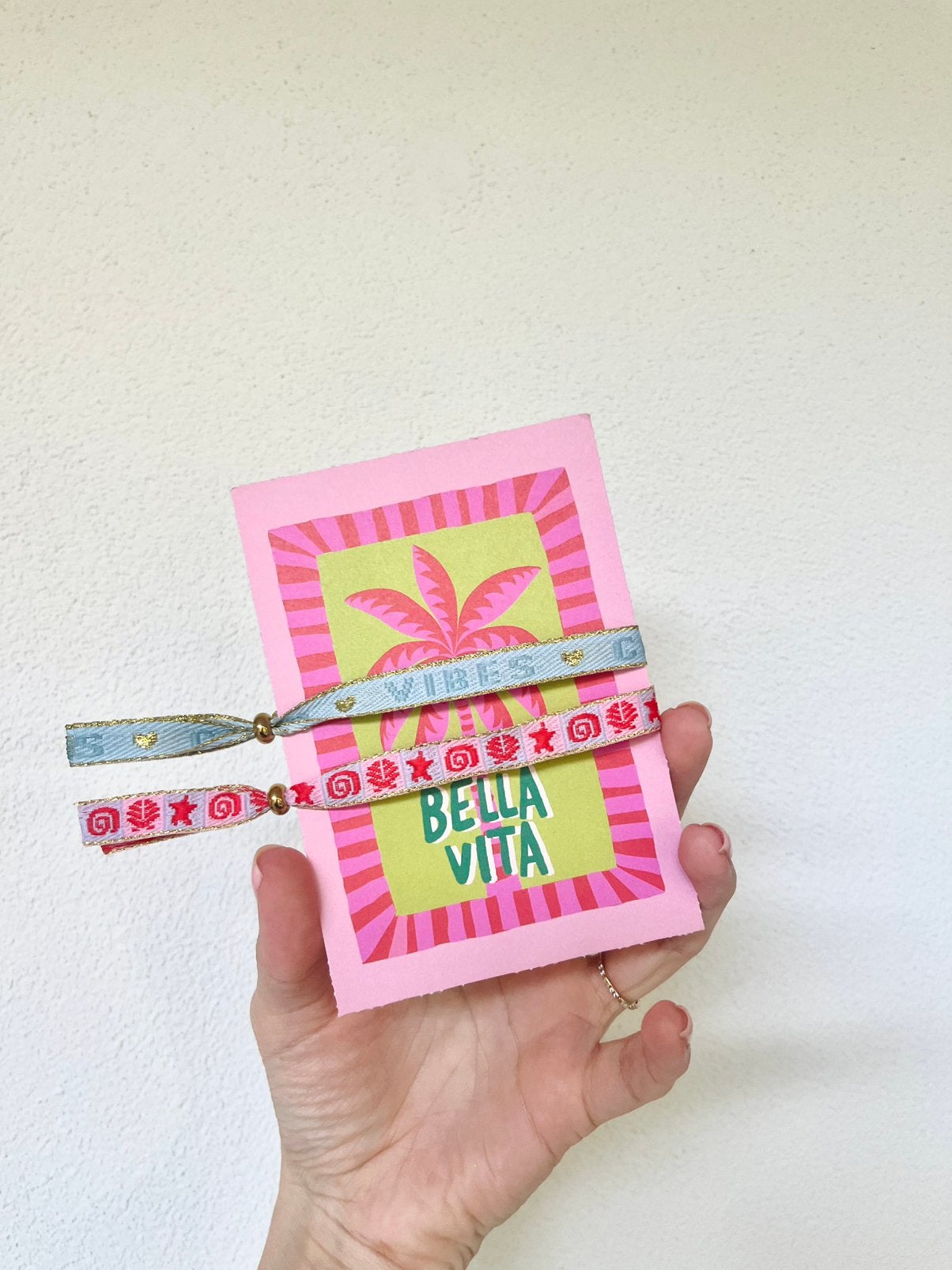 2 leuke lintarmbandjes met ‘Bella Vita’ kaartje, Ophalen of Verzenden, Nieuw, Goud