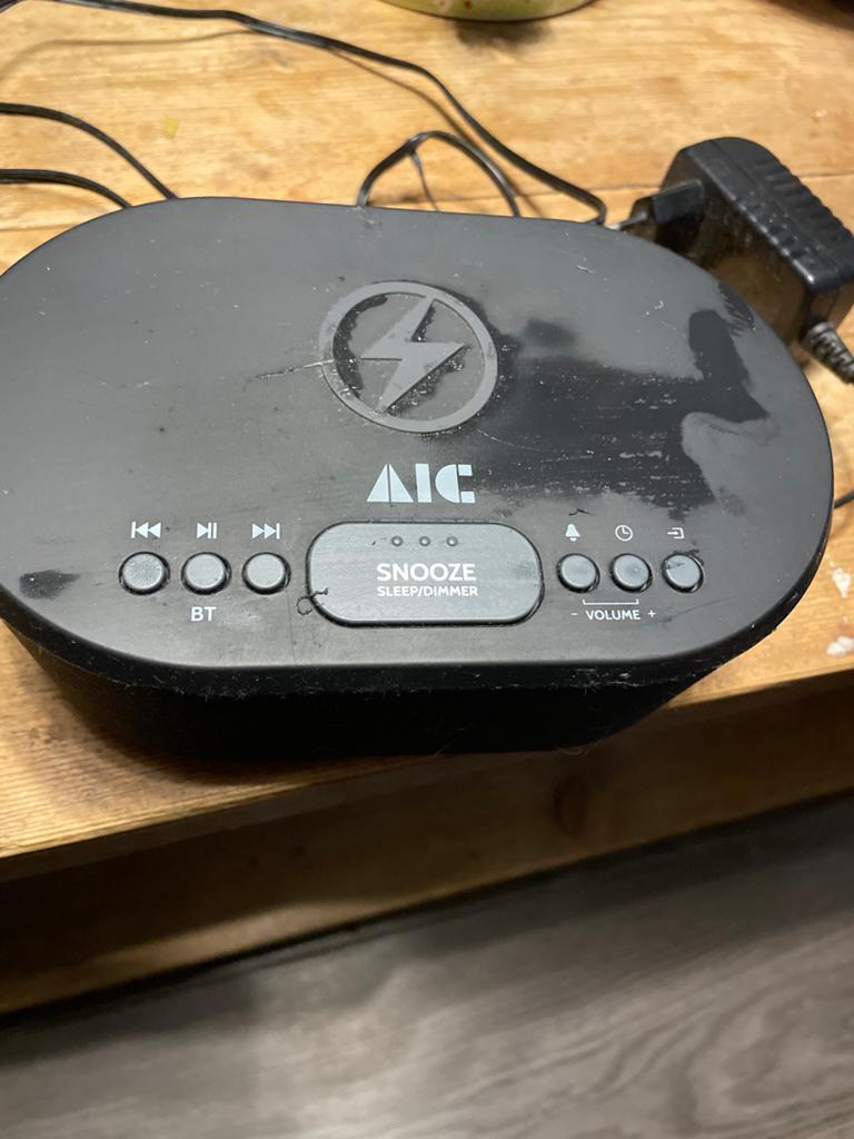 AIC Wekker met Bluetooth en Snooze/Dimmer functie, Ophalen of Verzenden, Gebruikt, Digitaal