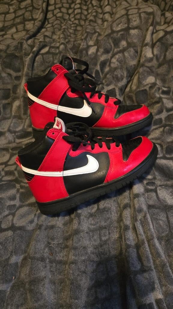 Nike Dunk High - Maat 36.5 - Zwart/Rood, Kleding | Dames, Schoenen, Zwart, Nike, Ophalen of Verzenden, Sneakers of Gympen