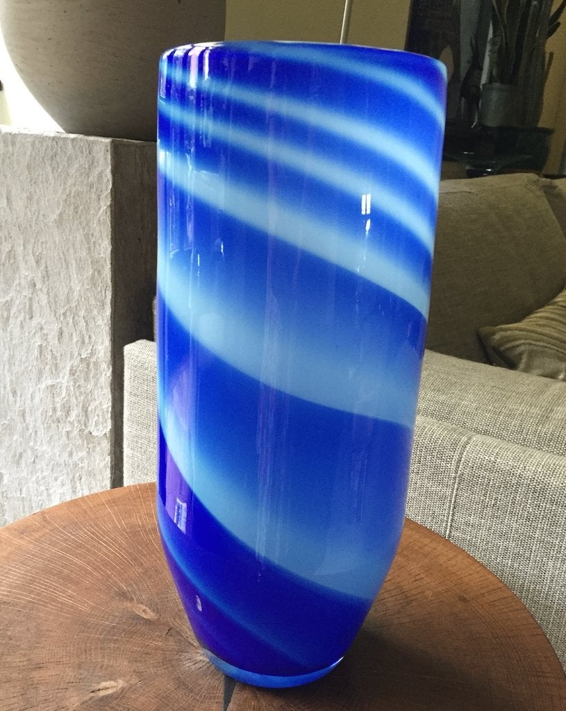 Handgemaakte glazen vaas, blauw met wit, Handgemaakt, Blauw, 35 cm, Ophalen of Verzenden