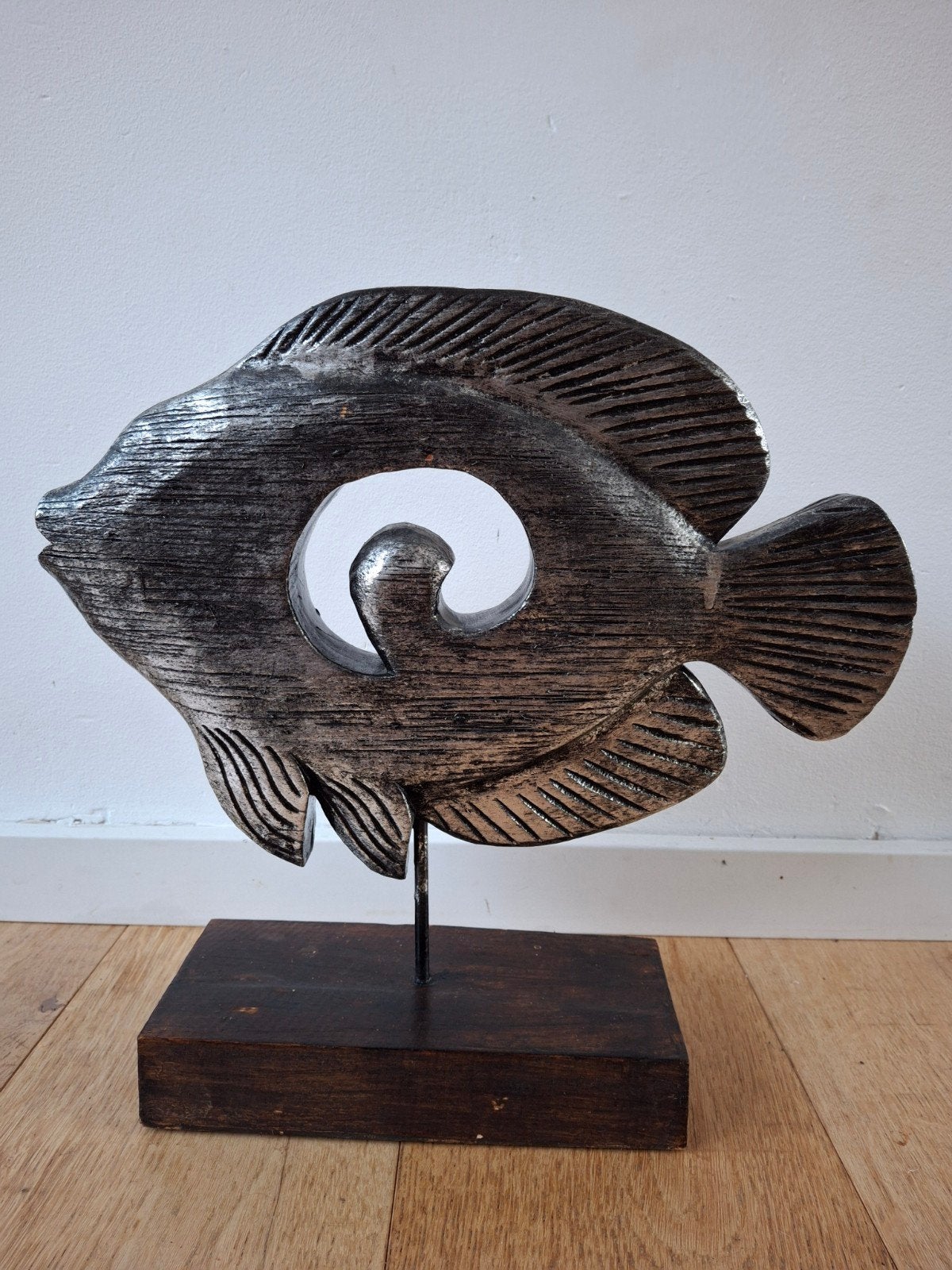 Houten vis beeld sculptuur op standaard, Zilver, Gepatineerd, Ophalen of Verzenden, 20 - 50 cm