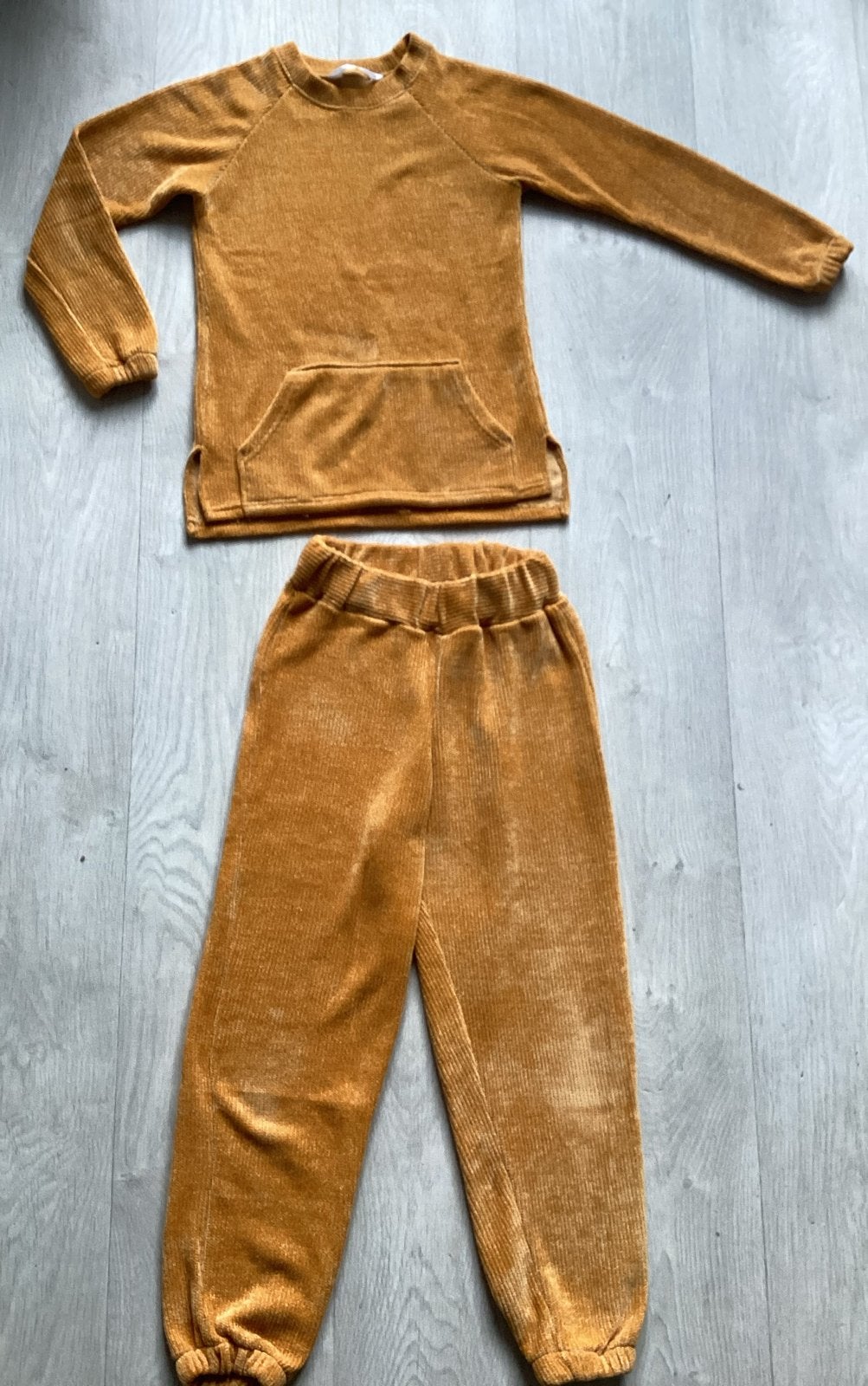 Okergeel broek met trui maat M, Kleding | Dames, Huispakken, Ophalen of Verzenden, Zo goed als nieuw, Geel