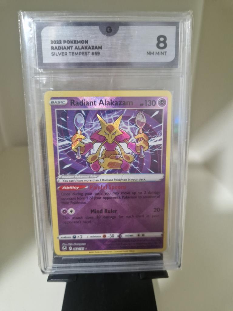 Radiant alakazam 059/195 silver tempest globalgrading 8, Ophalen of Verzenden, Nieuw, Losse kaart, Foil